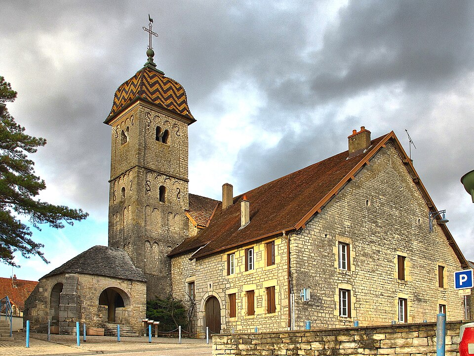 Boussières l'église et son porche du 16°