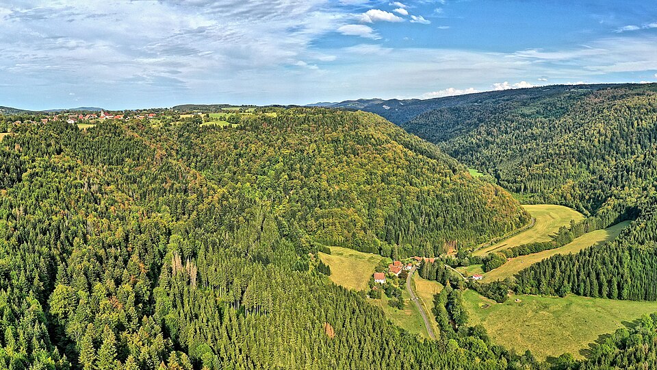 Bretonvillers, le bourg au — dessus du hameau du Val
