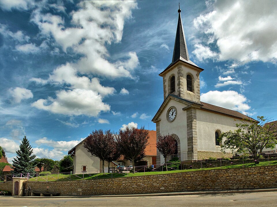 Champagney, l'église et la fontaine