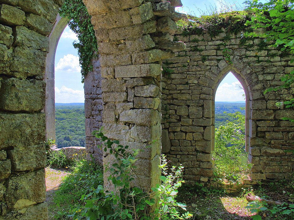 Chenecey — Buillon, les ruines du château de Charencey
