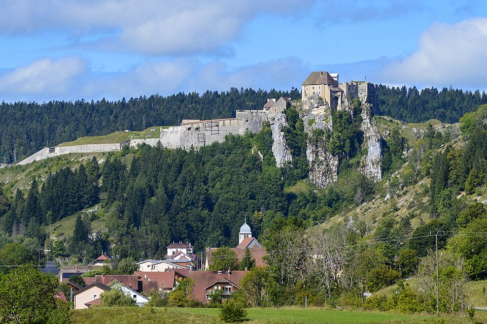 La Cluse — et — Mijoux, le village au pied du fort de Joux