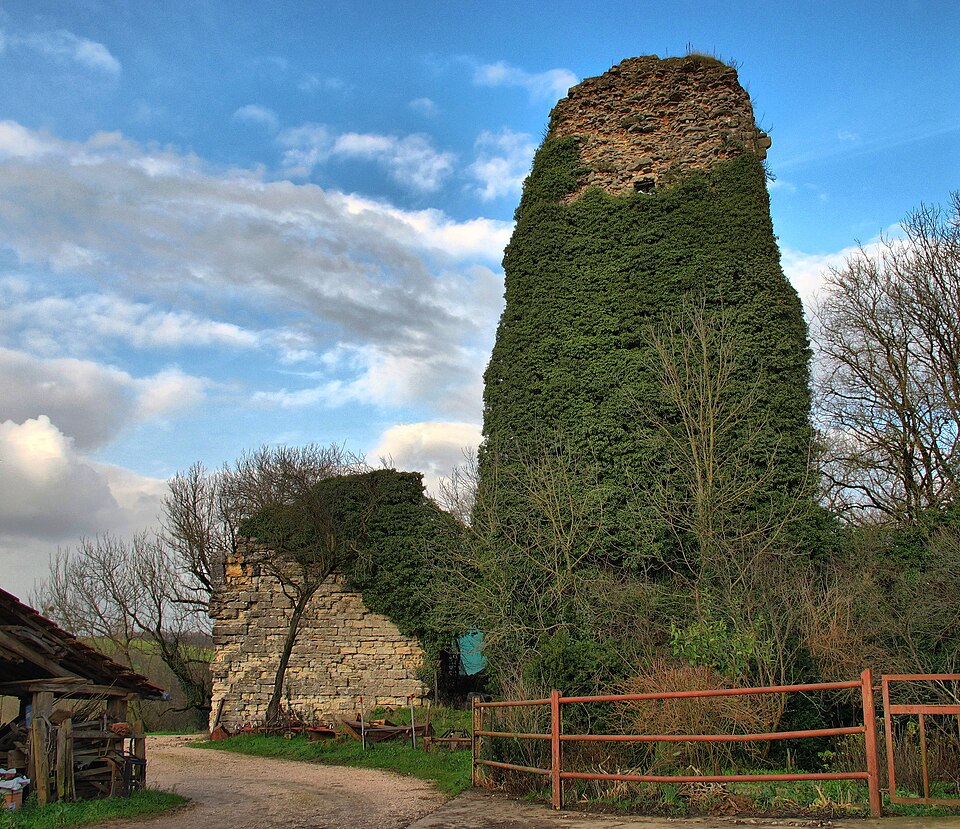 Corcondray, la tour ruinée de l'ancien château