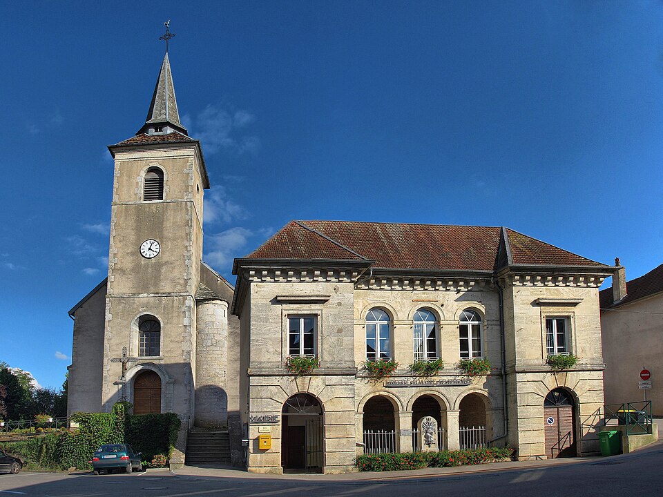 Cussey — sur — l'Ognon, l'église et la mairie — lavoir