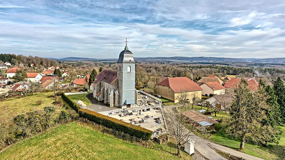 Dammartin — les — Templiers, l'église au — dessus du village