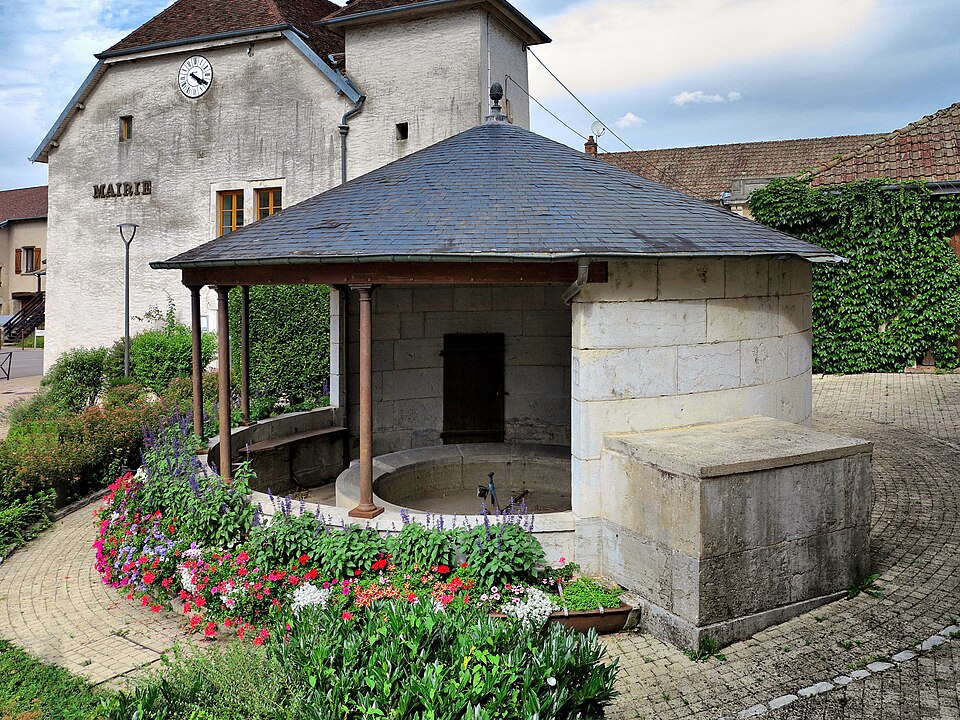 Emagny, le lavoir — abreuvoir rond