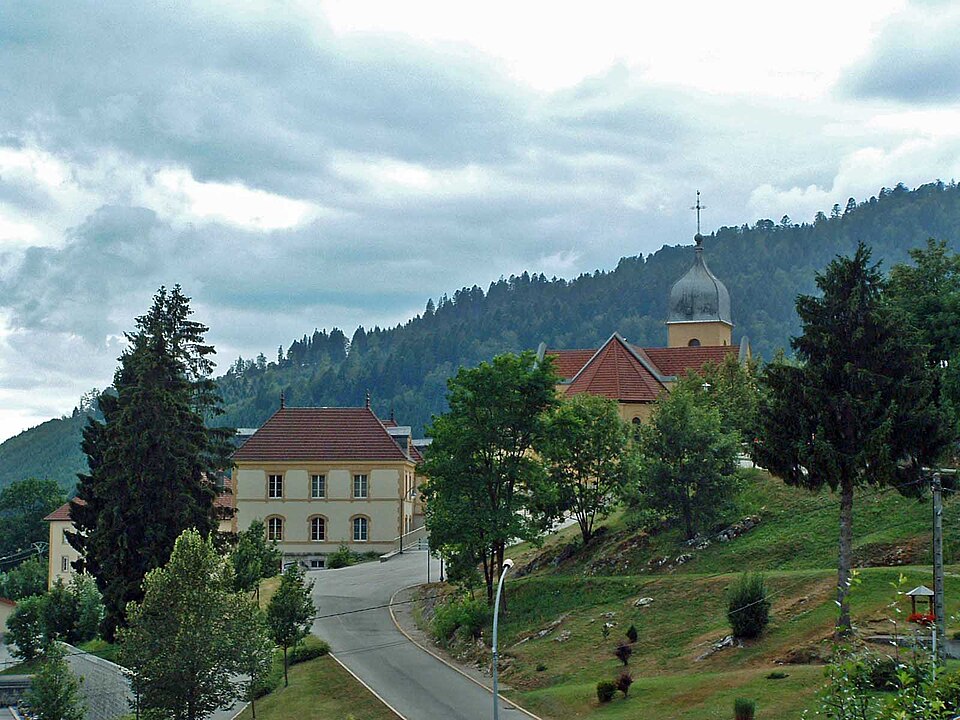Les Fins — Mairie et église