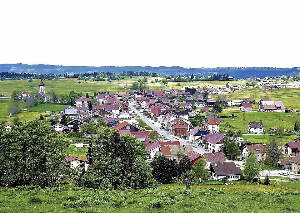 Les Fourgs, le village vu depuis la chapelle du Tourillot