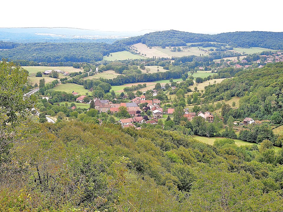 Gondenans — les — Moulins, vu depuis le belvédère de la grotte aux ours. 2015 — 08 — 14