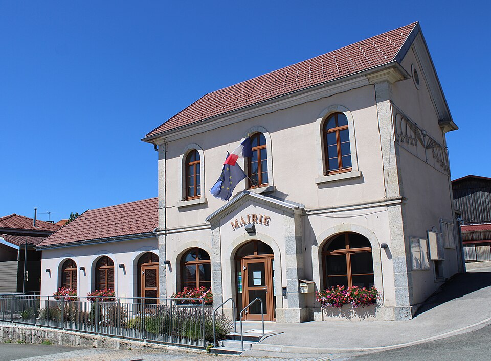 Les Hôpitaux — Vieux — la mairie