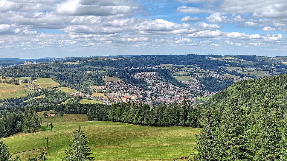 Villers — le — Lac, vue sur la ville depuis Sur la Roche