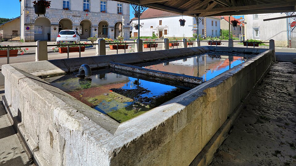 Landresse, le lavoir en face de la mairie