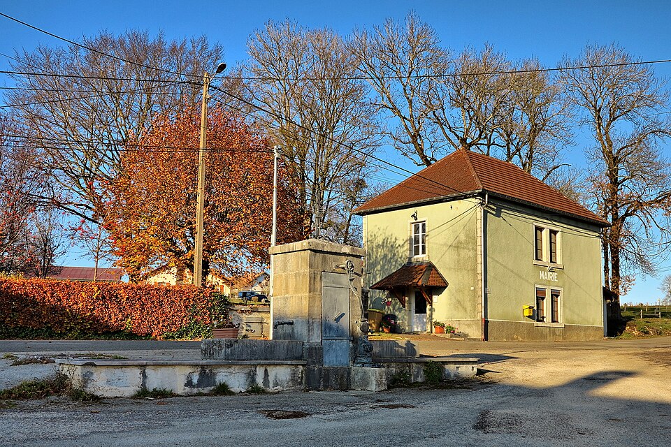 Longevelle — lès — Russey, la fontaine et la mairie