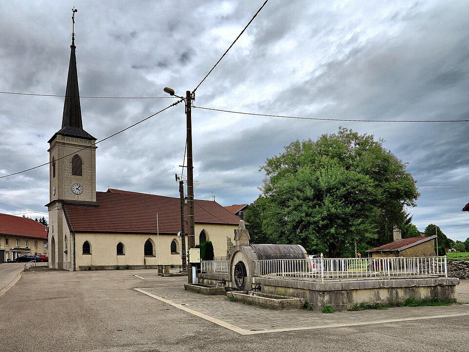 Le Luhier, la fontaine et l'église