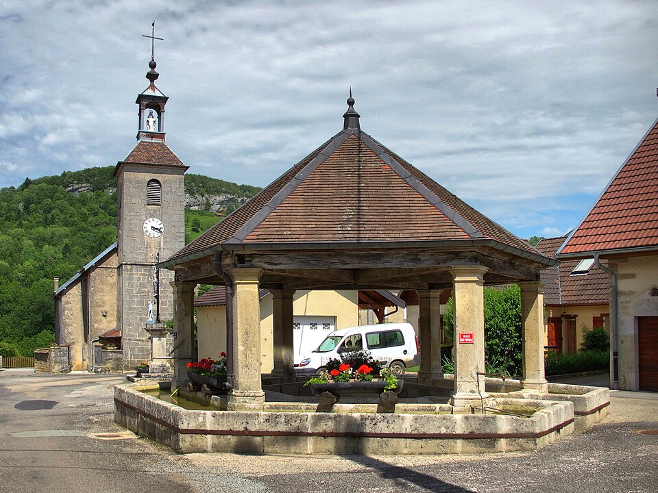Malans, la fontaine et l'église