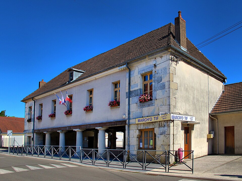 Marchaux, la mairie — lavoir