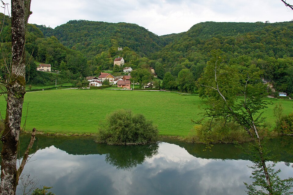 Montjoie — le — Chateau