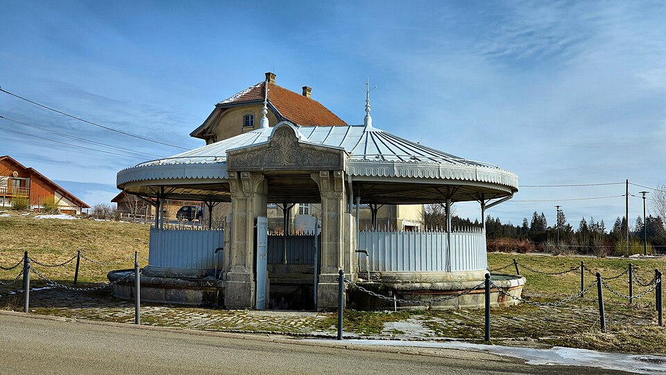 Narbief, le lavoir — abreuvoir rond couvert