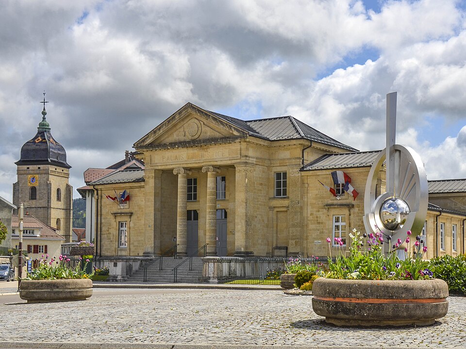 Pontarlier, l'église Saint — Bénigne et le Palais de Justice