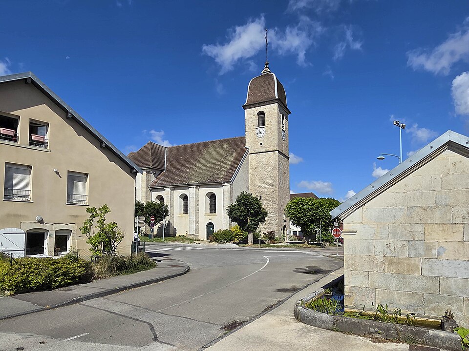 Pouilley — les — Vignes, le centre du village (2)