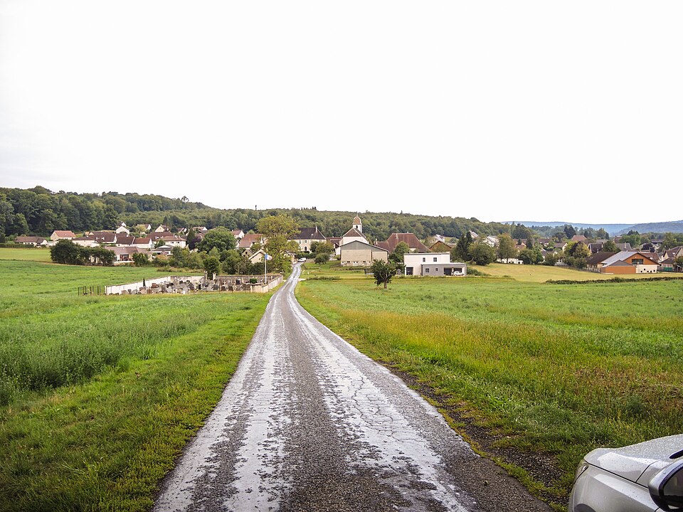 Pouligney vu de la route de Vennans