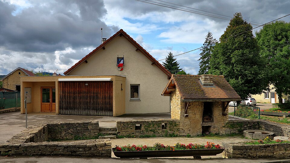 Le Puy, la mairie et le vieux four