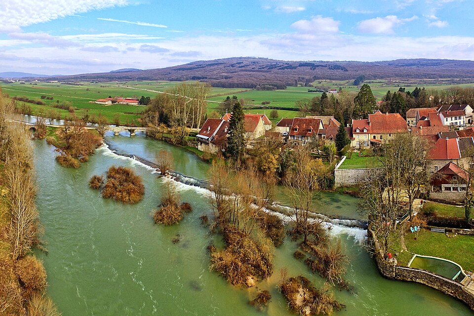 Rennes — sur — Loue, le village et son barrage sur la Loue