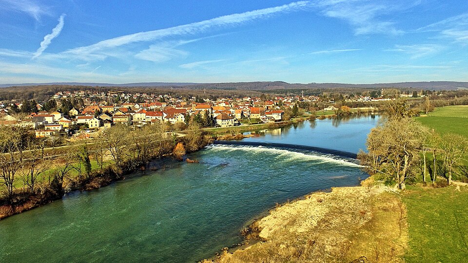Roche — lez — Beaupré, le village et le barrage sur le Doubs