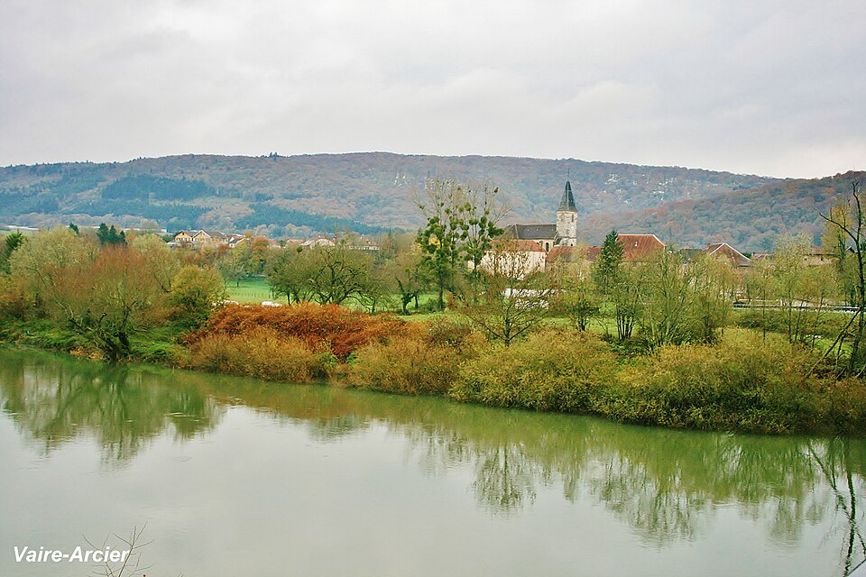Vaire — Arcier vu du pont sur le Doubs