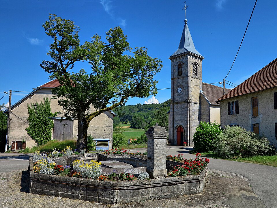 Vaudrivillers, le lavoir — abreuvoir et l'église