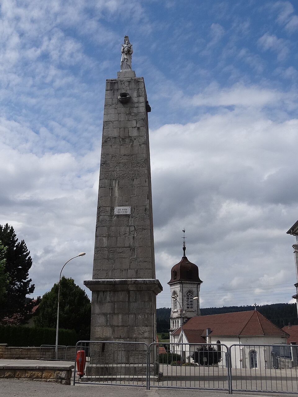 Vaux — et — Chantegrue — Pyramide