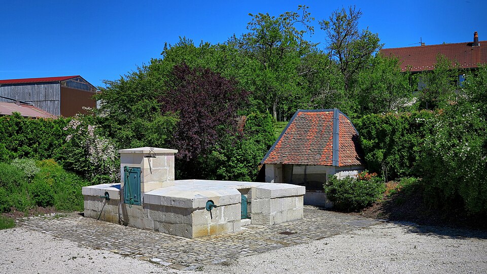 Vellerot — lès — Vercel, la fontaine du village