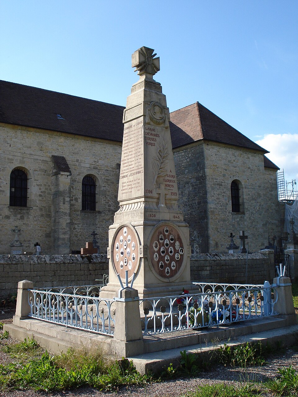 Monument aux morts de La Barèche (face et gauche)