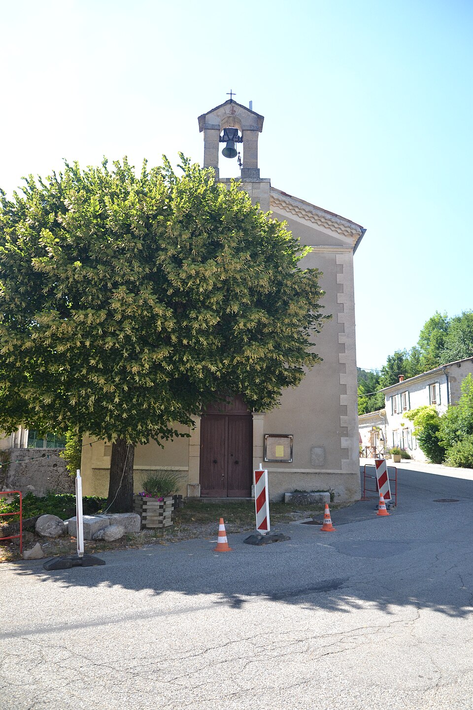 Bellegarde en Diois — église et tilleul