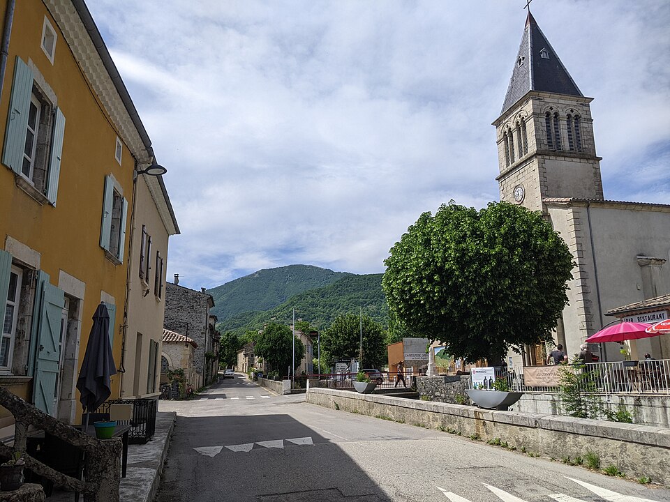 Bouvières — Traversée du village direction sud (mai 2022)