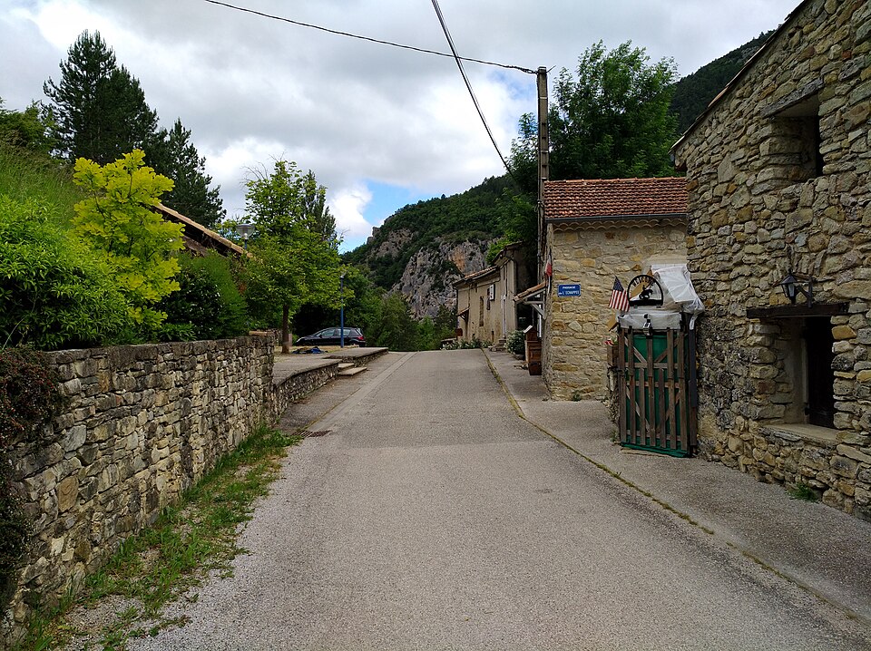 Chastel — Arnaud — Rue principale au Rif — des — Fauries (juin 2021)