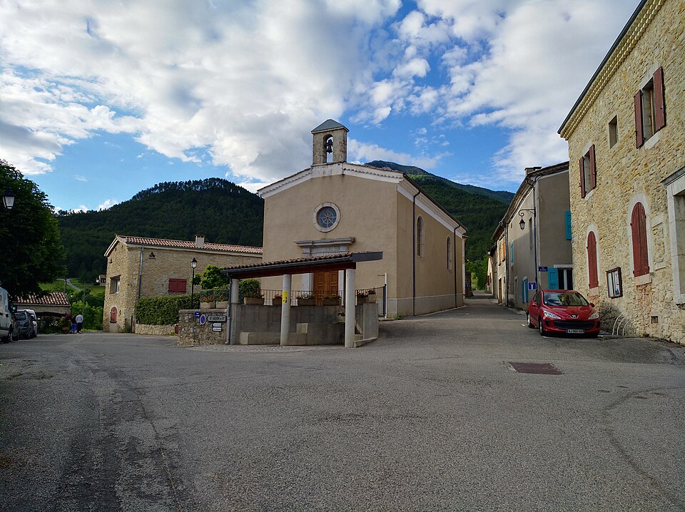 Marignac — en — Diois — Place centrale, fontaine et temple (juin 2021)