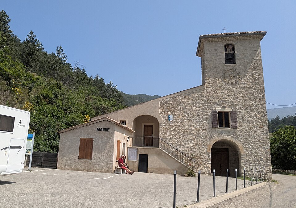 Montauban — sur — l'Ouvèze — Église Saint — Pierre et mairie (juin 2025)