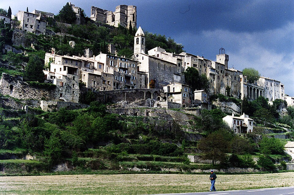 Montbrun — les — Bains, village perché