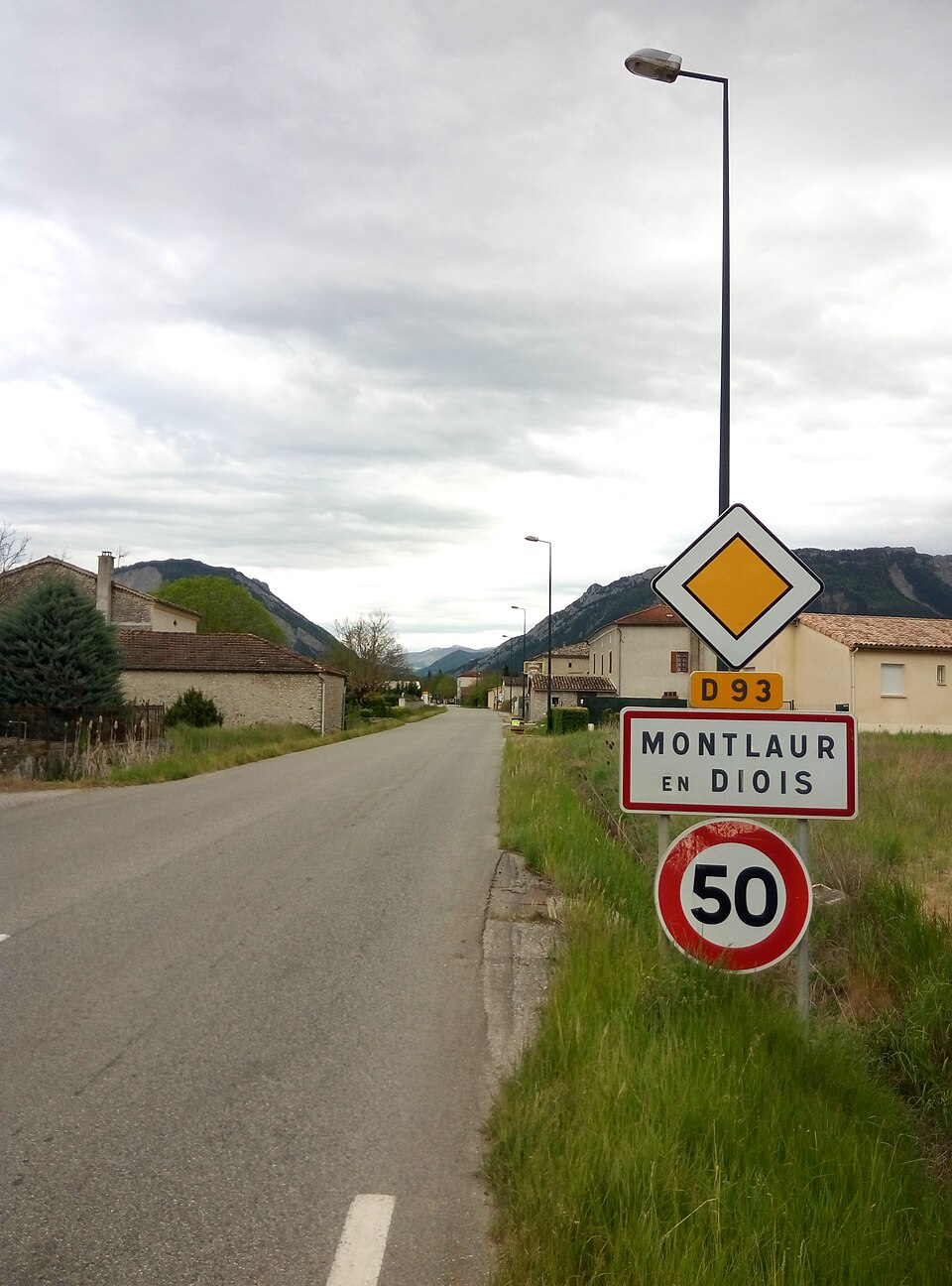 Montlaur — en — Diois — Entrée village