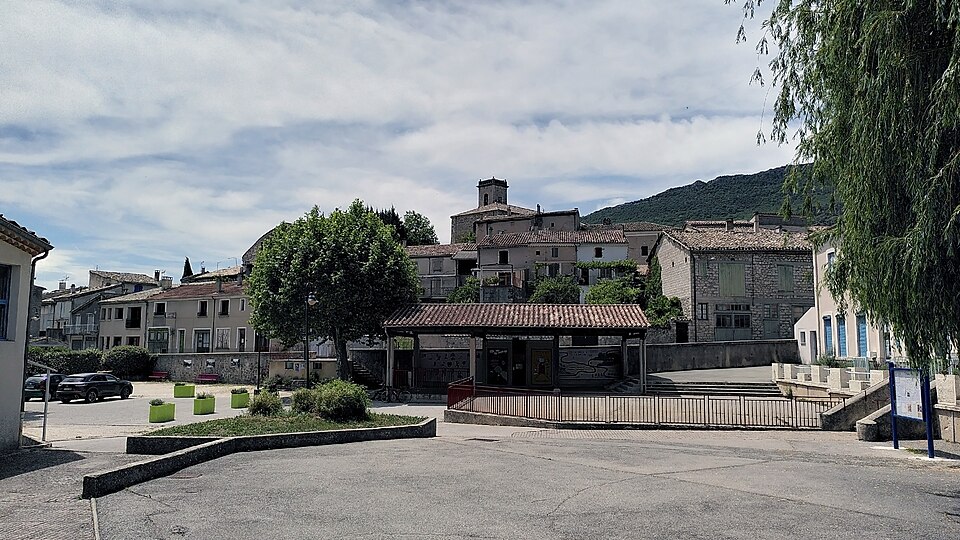La Motte — Chalancon — Vue du village depuis la place des Écoles