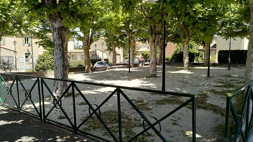 Portes — en — Valdaine — Terrain de pétanque en face de la mairie