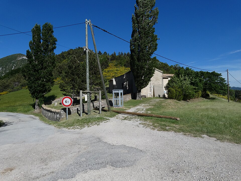 Rochefourchat — Place du Château — Côté église Saint — Pierre