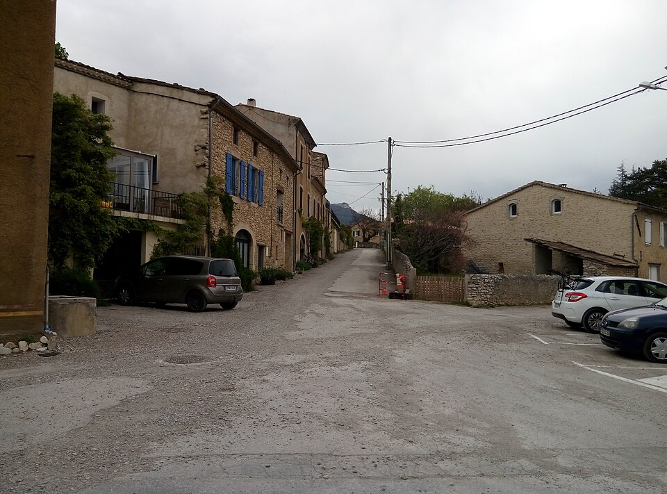 Saint — Roman — Rue du village
