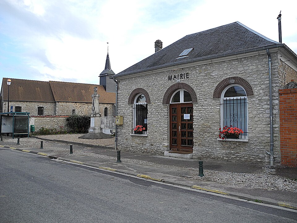 Chaignes mairie eglise