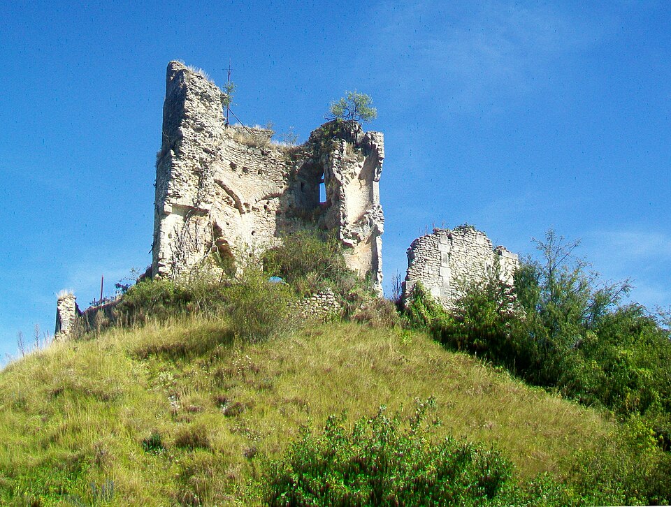 Château — sur — Epte (27), ensemble castral, le donjon depuis le sud — est