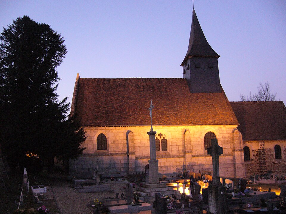 Eglise Saint — Hilaire de la Ferrière (Eure) avec vieil if funéraire