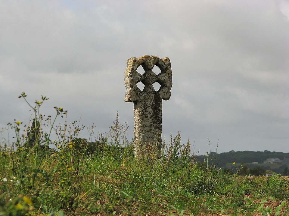 Neaufles Saint Martin — croix percée (2)