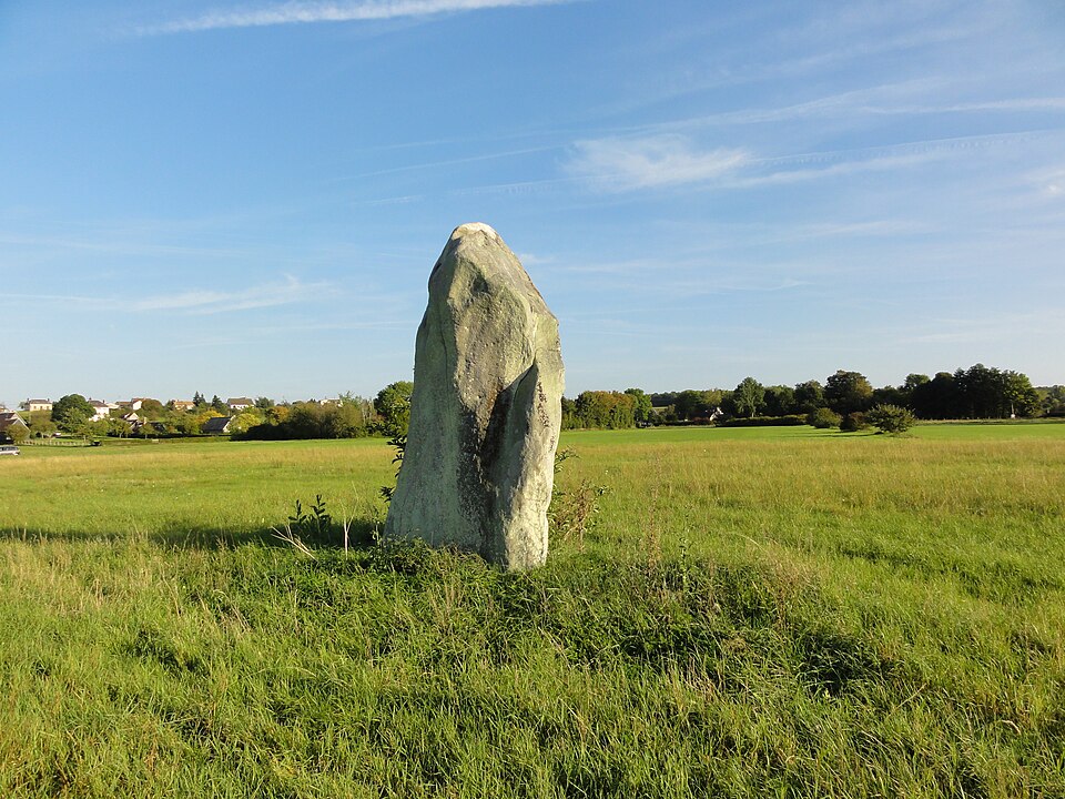 Menhir neaufles auvergny