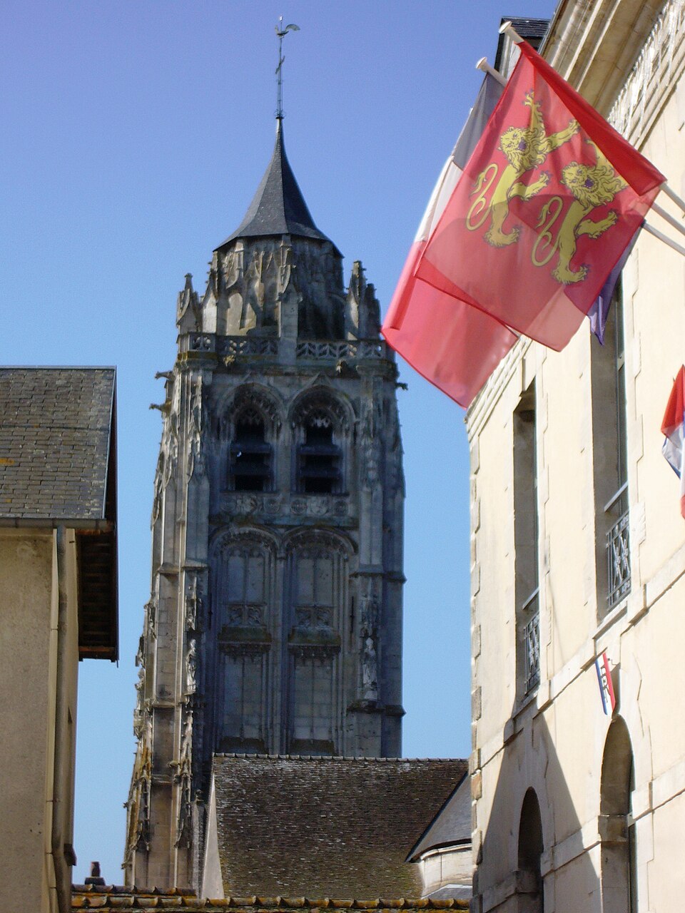 Mairie de Rugles et église Saint — Germain