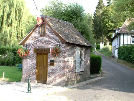 Saint — Germain — de — Pasquier — La plus petite mairie de France